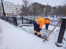 На центральном мосту Великих Лук расчищают снег - 2021-12-06 10:30:00 - 5