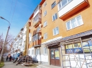 В Великих Луках коммунальщики покрасили фасад дома вместе с окнами - 2021-10-26 14:07:00 - 9