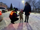 В Новосокольниках дорожные полицейские раздали фликеры юным пешеходам - 2023-02-10 12:35:00 - 7