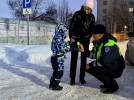 В Новосокольниках дорожные полицейские раздали фликеры юным пешеходам - 2023-02-10 12:35:00 - 6