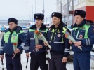 Великолукские полицейские поздравили женщин-водителей с 8 марта - 2023-03-06 11:01:00 - 4
