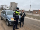 Сотрудники ГИБДД поздравили великолучанок с 8 марта - 2022-03-05 18:30:00 - 5