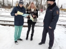 На жд переезде Великие Луки - Опухлики детям напомнили про правила безопасности - 2022-01-10 13:35:00 - 5