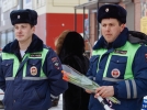 Великолукские полицейские поздравили женщин-водителей с 8 марта - 2023-03-06 11:01:00 - 3