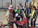 В Великих Луках прошла акция «Автомобилист, нас дома ждут дети!» - 2022-04-22 11:35:00 - 7