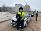 Сотрудники ГИБДД поздравили великолучанок с 8 марта - 2022-03-05 18:30:00 - 3