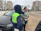 Сотрудники ГИБДД поздравили великолучанок с 8 марта - 2022-03-05 18:30:00 - 8
