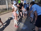 Юные великолучане рисовали на асфальте «Лето без ДТП» - 2023-06-22 14:05:00 - 7