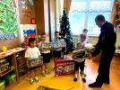 В Великих Луках прошла акция МВД России «Полицейский Дед Мороз» - 2022-12-22 10:35:00 - 4