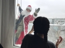 Деды Морозы и Снегурочки спустились с крыши и поздравили детей в больнице - 2022-01-08 10:00:00 - 3