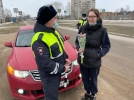 Сотрудники ГИБДД поздравили великолучанок с 8 марта - 2022-03-05 18:30:00 - 7