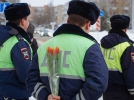 Великолукские полицейские поздравили женщин-водителей с 8 марта - 2023-03-06 11:01:00 - 7