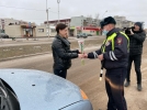 Сотрудники ГИБДД поздравили великолучанок с 8 марта - 2022-03-05 18:30:00 - 6
