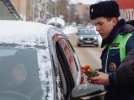 Великолукские полицейские поздравили женщин-водителей с 8 марта - 2023-03-06 11:01:00 - 5