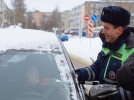 Великолукские полицейские поздравили женщин-водителей с 8 марта - 2023-03-06 11:01:00 - 6