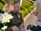 Броши из Георгиевских лент вручили великолучанам транспортные полицейские - 2025-05-07 10:35:00 - 3