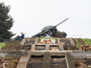 Лестницу к танку Т-34 ремонтируют в Великих Луках - 2025-10-09 11:42:00 - 6