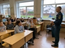 Пожарный рассказал о своей работе великолукским школьникам - 2025-11-10 15:05:00 - 4