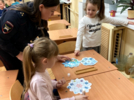 Юные художники изготовили «снежинки безопасности» - 2025-12-21 20:05:00 - 4
