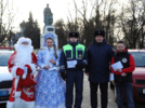 Полицейский Дед Мороз и Снегурочка пожелали псковичам безопасных дорог - 2025-12-28 20:05:00 - 4