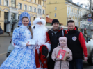 Полицейский Дед Мороз и Снегурочка пожелали псковичам безопасных дорог - 2025-12-28 20:05:00 - 6