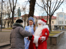 Полицейский Дед Мороз и Снегурочка пожелали псковичам безопасных дорог - 2025-12-28 20:05:00 - 11