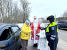 Дети, полицейские, Дед Мороз и Снегурочка провели в Пскове совместный рейд - 2026-01-12 17:35:00 - 4