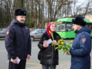 Полицейские поздравили псковичек с наступающим 8 Марта - 2026-03-06 15:35:00 - 9
