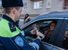 Дорожные полицейские поздравили великолучанок с 8 марта - 2026-03-06 12:41:00 - 5