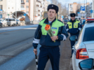 Дорожные полицейские поздравили великолучанок с 8 марта - 2026-03-06 12:41:00 - 3
