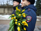 Полицейские поздравили псковичек с наступающим 8 Марта - 2026-03-06 15:35:00 - 4