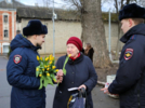 Полицейские поздравили псковичек с наступающим 8 Марта - 2026-03-06 15:35:00 - 6