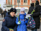 Полицейские поздравили псковичек с наступающим 8 Марта - 2026-03-06 15:35:00 - 11