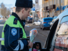 Дорожные полицейские поздравили великолучанок с 8 марта - 2026-03-06 12:41:00 - 4
