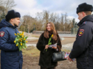 Полицейские поздравили псковичек с наступающим 8 Марта - 2026-03-06 15:35:00 - 7