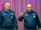 Великолукских спасателей наградили в честь Дня России - 2026-06-09 12:02:00 - 3