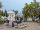 В Великих Луках в сквере на Лизы Чайкиной появился новый арт-объект - 2026-08-18 13:35:00 - 6