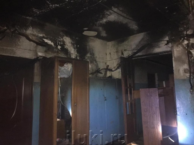 На лестничной площадке в Великих Луках загорелся диван - 2021-02-17 09:46:00 - 2