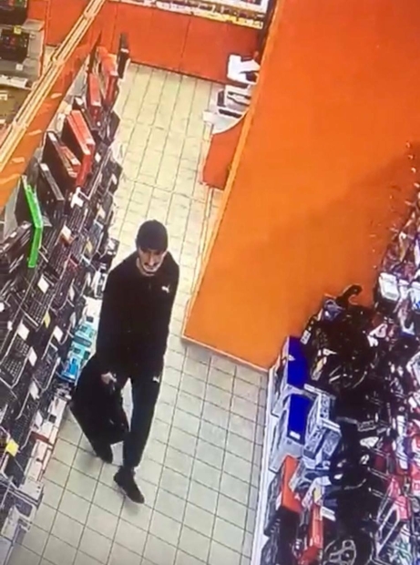 В Великих Луках устанавливают личность мужчины, подозреваемого в краже - 2022-10-11 12:05:00 - 2