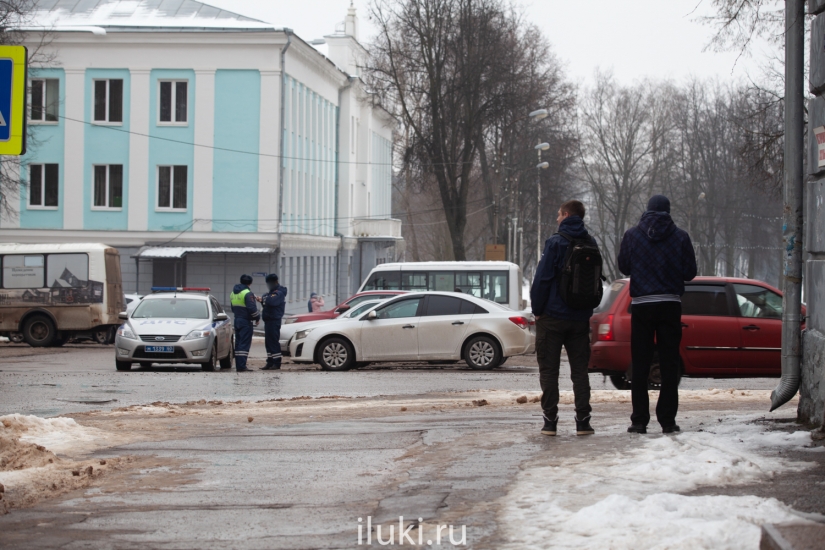 В Великих Луках прошел несогласованный митинг и одиночные пикеты - 2021-01-23 17:00:00 - 4