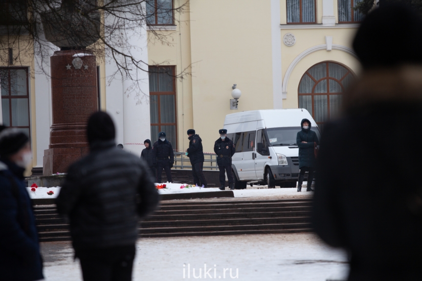 В Великих Луках прошел несогласованный митинг и одиночные пикеты - 2021-01-23 17:00:00 - 3