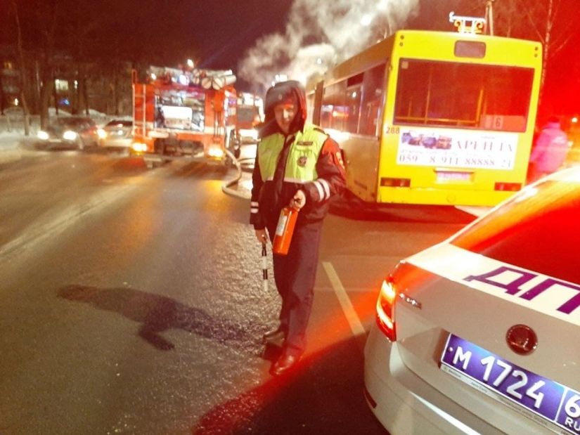 В Пскове сотрудники ДПС помогли потушить автобус, у которого загорелось колесо - 2022-01-13 11:05:00 - 2