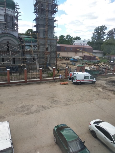 На месте строительства храма в Великих Луках грузовик повредил арку - 2021-05-31 14:31:25 - 2