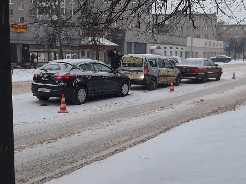 Три автомобиля столкнулись в центре Великих Лук - 2021-01-14 12:13:00 - 2