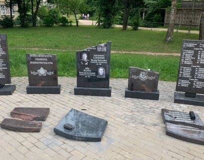 В Острове преступник повредил мемориальные плиты воинам 146-ой дивизии - 2022-07-12 09:10:00 - 2