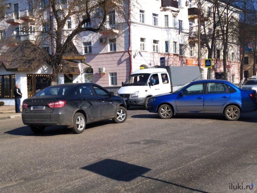 Две легковушки столкнулись в центре Великих Лук - 2021-04-12 16:05:00 - 3