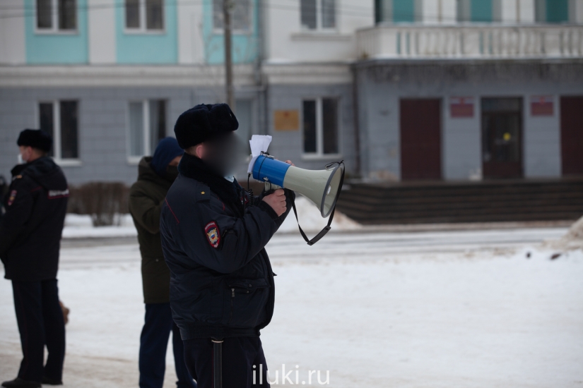 В Великих Луках прошел несогласованный митинг и одиночные пикеты - 2021-01-23 17:00:00 - 8