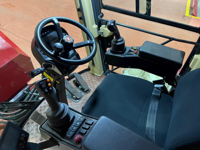 Новый автогрейдер испытывают в Гдове - 2024-04-05 17:05:00 - 2