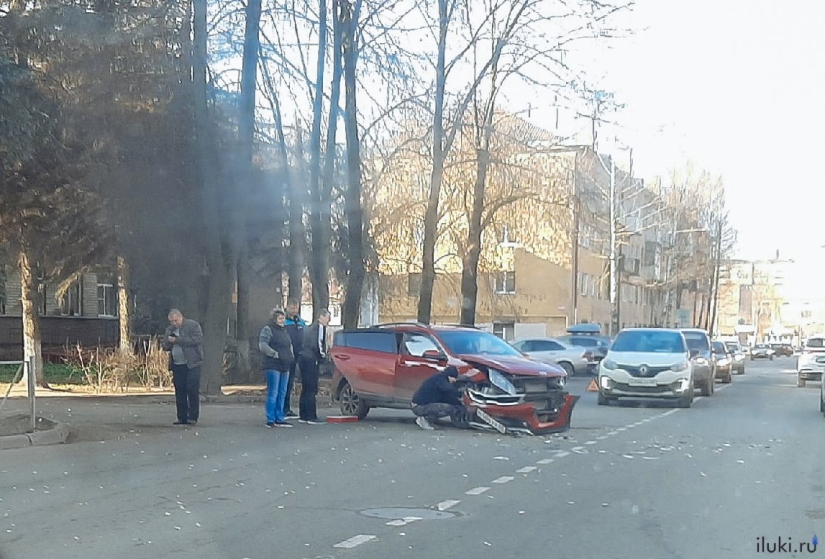 В Великих Луках на проспекте Гагарина произошло ДТП - 2021-11-02 12:28:00 - 2