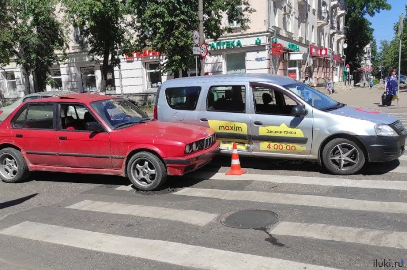 В Великих Луках столкнулись два автомобиля - 2021-06-18 13:25:00 - 3